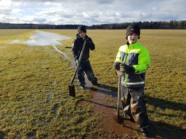 Perfekt med sportlov så vi har extra arbetskraft De hjälper Per att gräva rännor…