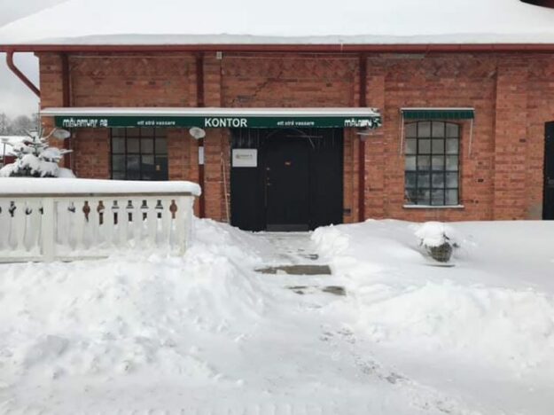 Snöigt och härligt på Nygård idag, känns som långt bort tills det står gräspallar…