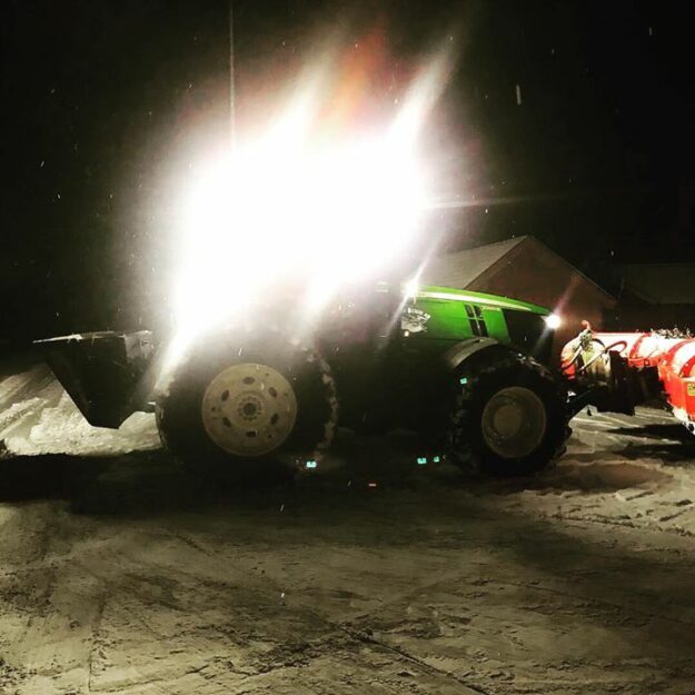 Kollegorna på godset kan man alltid lita på! Dyker upp även hemma hos oss️…