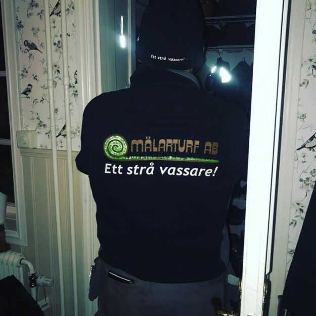 Från hockeyspelare till snösoldat🥅 Killarna på Taxinge Gods är igång och kör snö och…