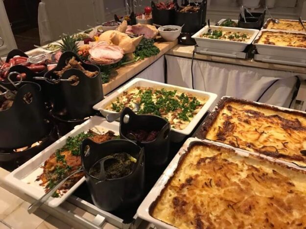 Julbord på ett väldigt vackert julpyntat Taxinge Slott idag ihop med killarna från godset…