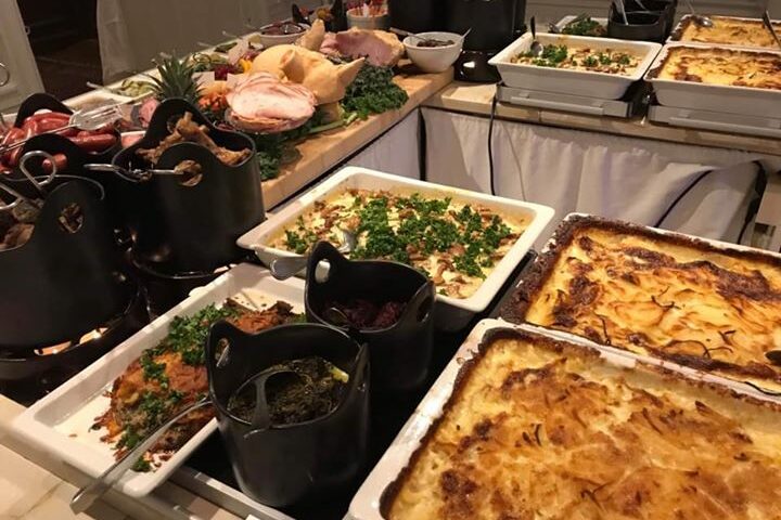 julbord-pa-ett-valdigt-vackert-julpyntat-taxinge-slott-idag-ihop-med-killarna-fran-godset.jpg Julbord på ett väldigt vackert julpyntat Taxinge Slott idag ihop med killarna från godset…