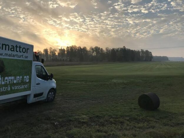 Vacker höstmorgon på Nygård! Vi lastar ut både stora och små rullar idag Vi…