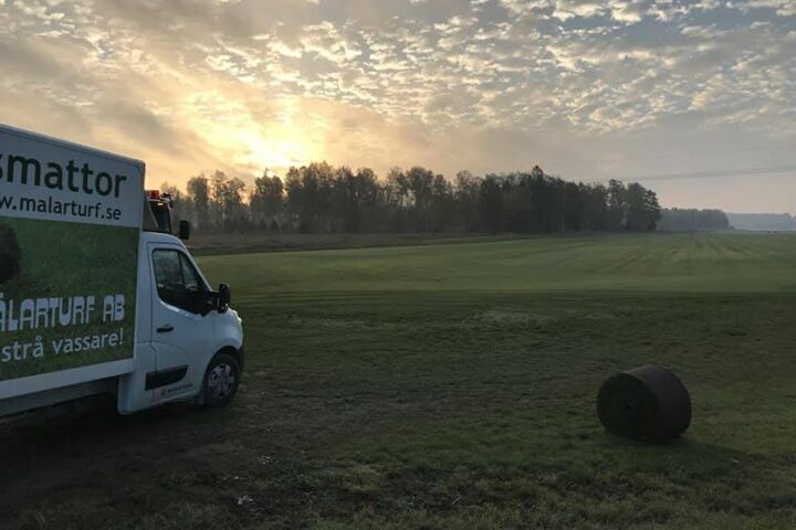 Vacker höstmorgon på Nygård! Vi lastar ut både stora och små rullar idag Vi…