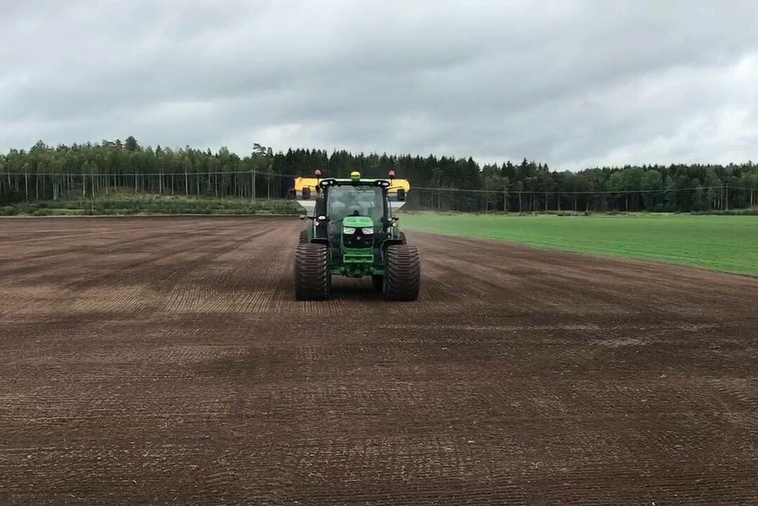 Vi passar på att sprida gödning innan regnet! Hann ni också med det?