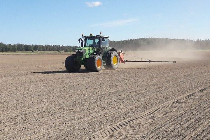 Äntligen har vi vädret med oss så i helgen har killarna sått och gödslat…