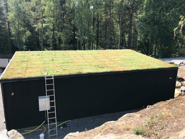 Att lägga sedumtak i 32 graders värme kräver sina män️ Svettiga men nöjda var…