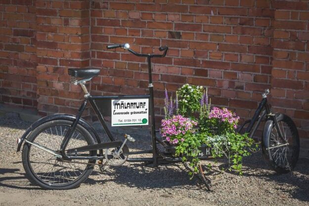 Visst är den vacker vår gamla cykel!? Den rullar vi ut när det är…