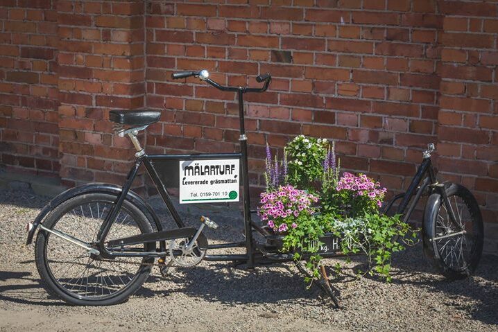 Visst är den vacker vår gamla cykel!? Den rullar vi ut när det är…