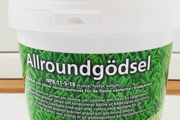 Ni passar väl på och gödslar gräsmattan nu när regnet äntligen kommer #ettstråvassare #mälarturf