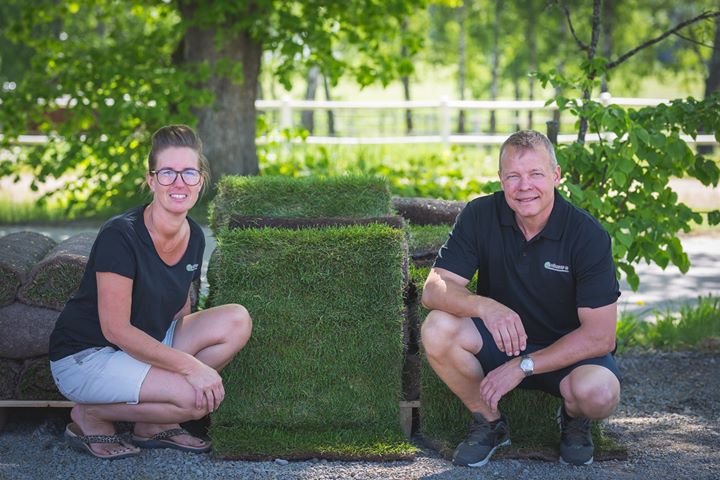 Här har ni gräsodlarn Per och hans “alltiallo” Ulrika! Per är den som ser…