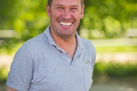 Det här är Mats, sedan 1999 har han skött kontoret på Mälarturf! Han tar…