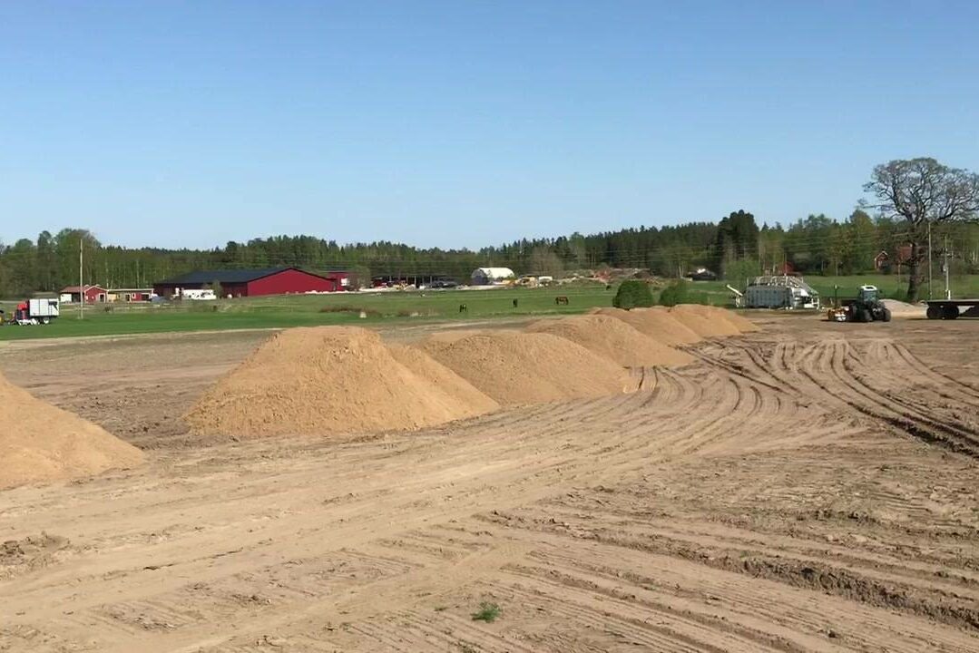 Full fart på Åbytorp idag! Lossning av sand, klippning och dammsugning på samma fält