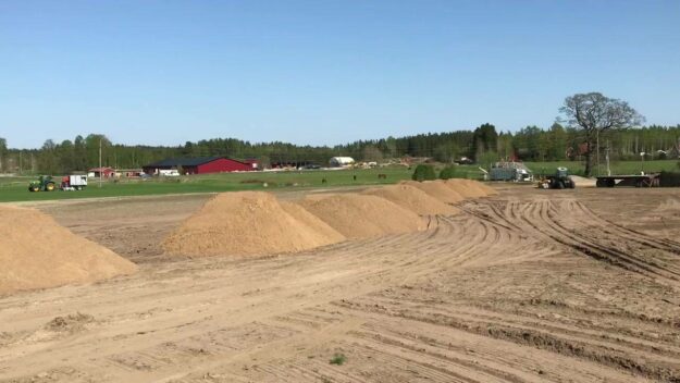 Full fart på Åbytorp idag! Lossning av sand, klippning och dammsugning på samma fält