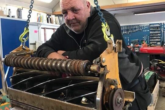 Ordningen är återställd på Nygård! Janne är tillbaka i verkstaden efter några månaders ledighet…