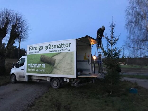 Gräsläggarbilen är bra till mycket Här behövdes den när belysningen skulle upp i granen