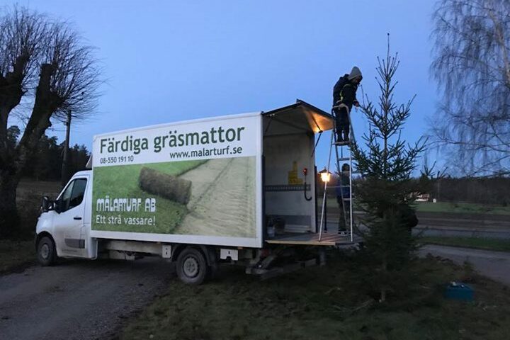 Gräsläggarbilen är bra till mycket Här behövdes den när belysningen skulle upp i granen