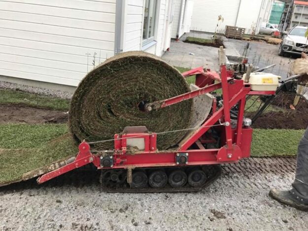 När vi lägger storrulle använder vi denna läggare, en ombyggd motordriven skottkärra