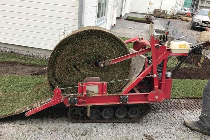 När vi lägger storrulle använder vi denna läggare, en ombyggd motordriven skottkärra