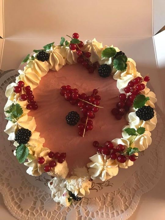Fredag och chefen fyller år, det firar vi med tårta och sång