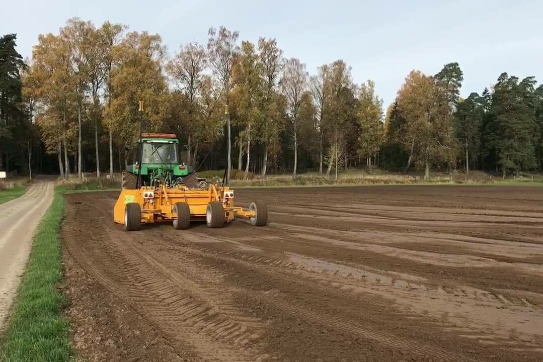 Magnus kör med laserblad och förbereder inför utläggning av växtbädd