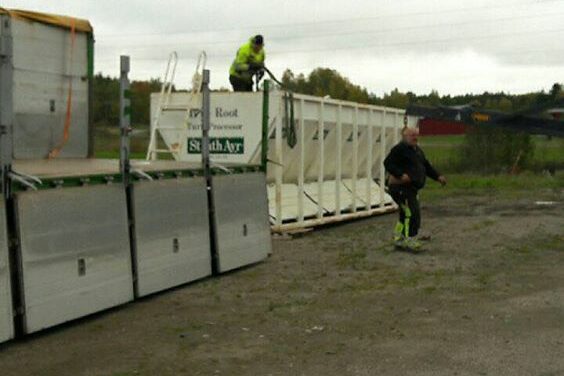 Här lossar grabbarna vårt senare inköp! En grästvättmaskin, den var anledningen till vår Norgetripp…