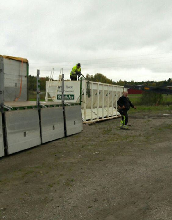Här lossar grabbarna vårt senare inköp! En grästvättmaskin, den var anledningen till vår Norgetripp…