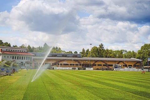 Idag gick ännu en fotbollsplan iväg från Mälarturf️ Vapenvallen som ni ser här är…