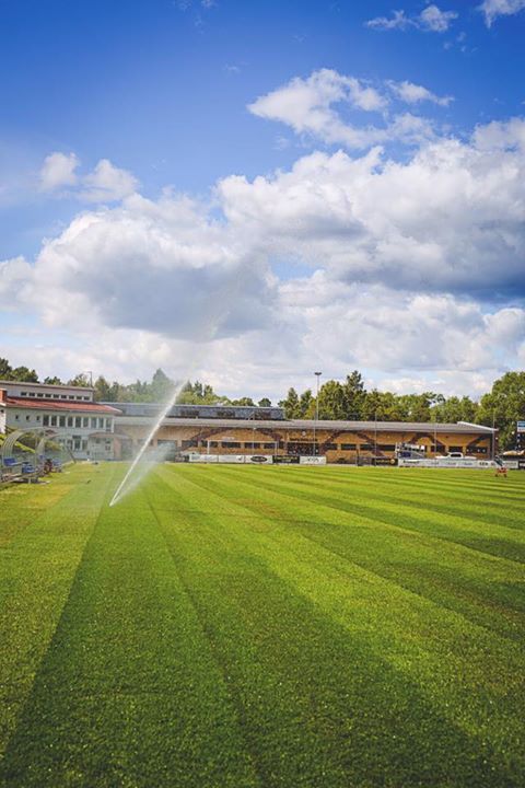 Idag gick ännu en fotbollsplan iväg från Mälarturf️ Vapenvallen som ni ser här är…