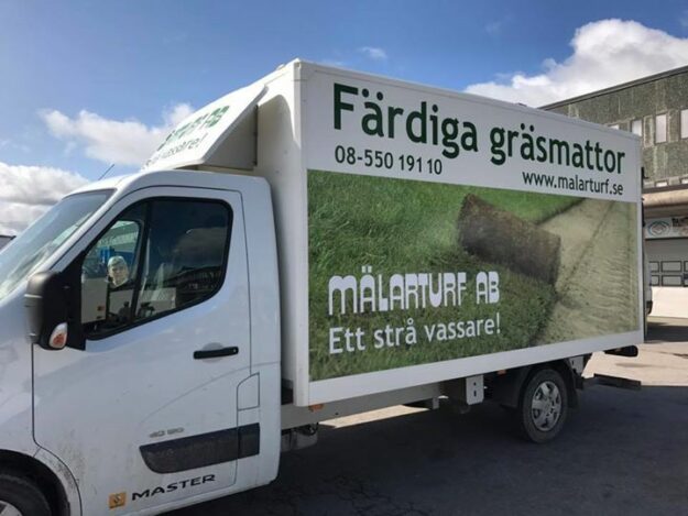 Ibland hamnar bilen på villovägar och får köra blommor istället för gräs