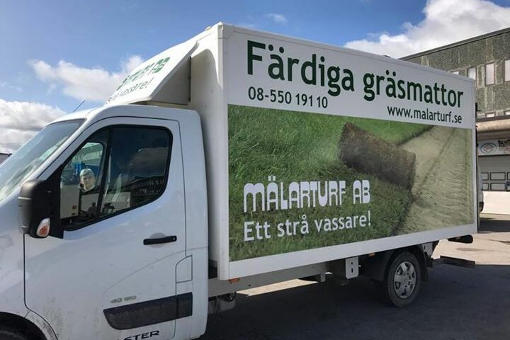 Ibland hamnar bilen på villovägar och får köra blommor istället för gräs
