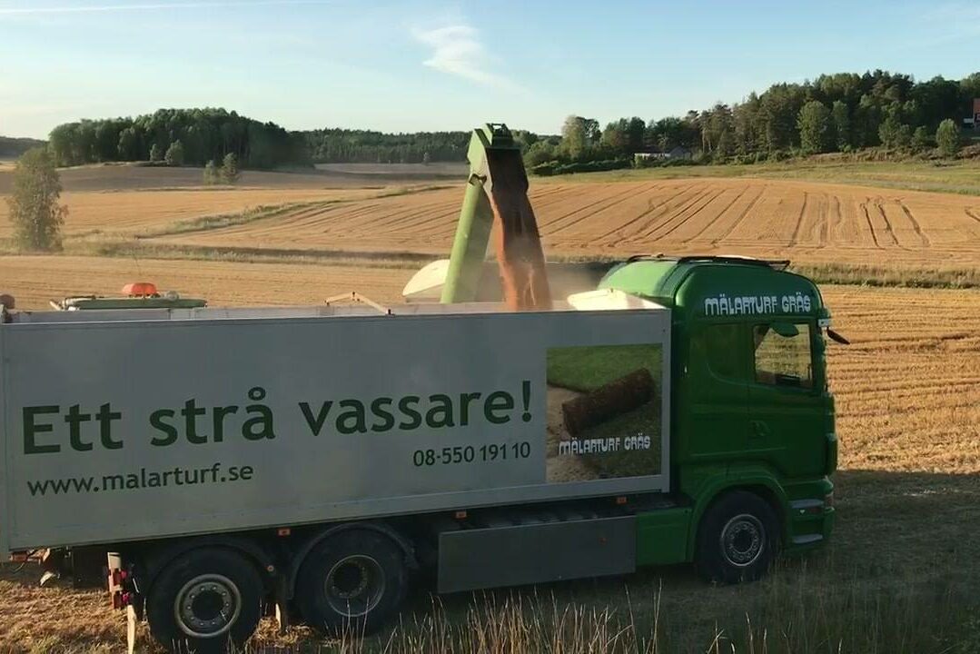 Magnus kör inte bara gräs på lastbilen. Under skörden hjälper han Taxinge Gods att…