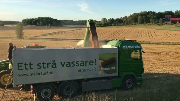 Magnus kör inte bara gräs på lastbilen. Under skörden hjälper han Taxinge Gods att…