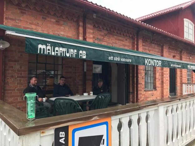 Äntligen förmiddagskaffe under markisen på grund av regn️