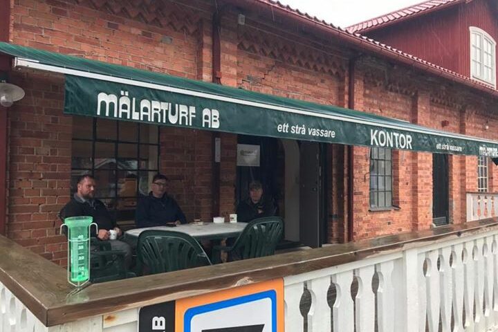 Äntligen förmiddagskaffe under markisen på grund av regn️