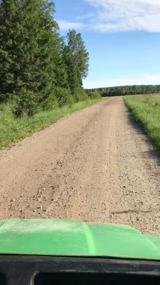 Så här vackra kvällar kan man inte stänga in sig i bilen, då får…