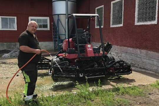 Janne får inte bara köra upptagaren, idag blev det fairwayklippare en stund också