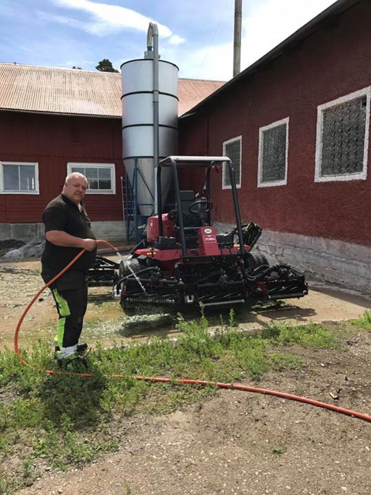 Janne får inte bara köra upptagaren, idag blev det fairwayklippare en stund också