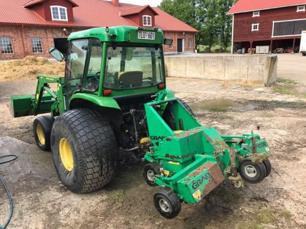 Tack och lov för goda grannar! Vi har lånat en vertikalskärare av Vidbynäs golfklubb…