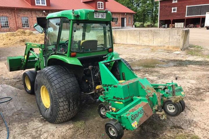 Tack och lov för goda grannar! Vi har lånat en vertikalskärare av Vidbynäs golfklubb…