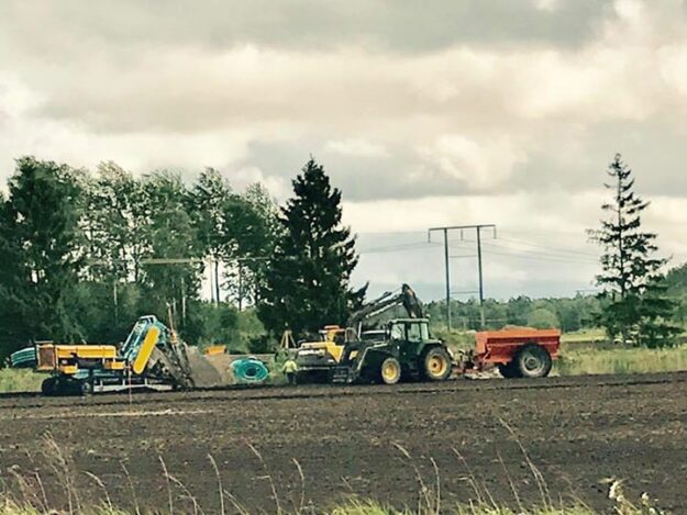 Ytterligare 4 km slang ska ner i marken! Täckdikning på Nygård just nu. Vatten-…