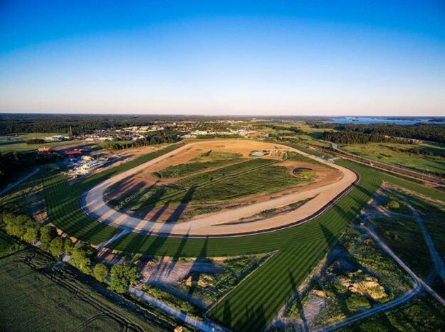 Bro Park, vår nya galoppbana efter Täby galopp invigdes 2016. Till gräsbanan, som är…