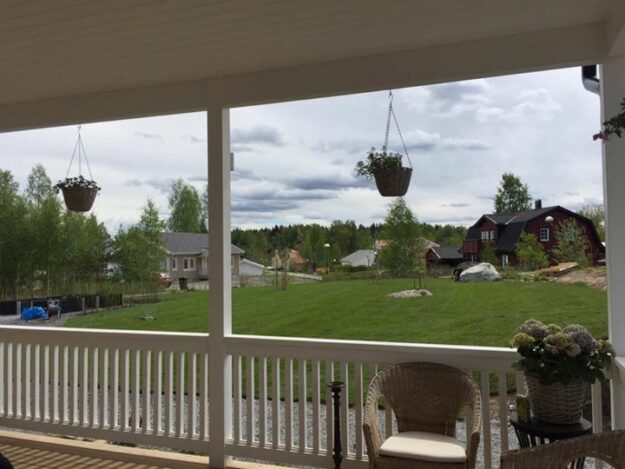 Tänk att få sitta på denna vackra veranda och njuta av en grön trädgård,…
