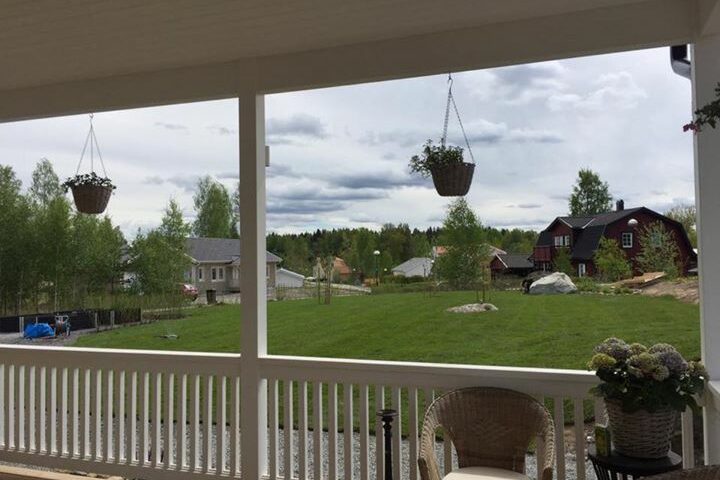 Tänk att få sitta på denna vackra veranda och njuta av en grön trädgård,…