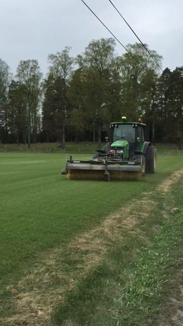 Idag borstar vi fältkanter för att ta bort småsten inför klippning med cylinderklipparen