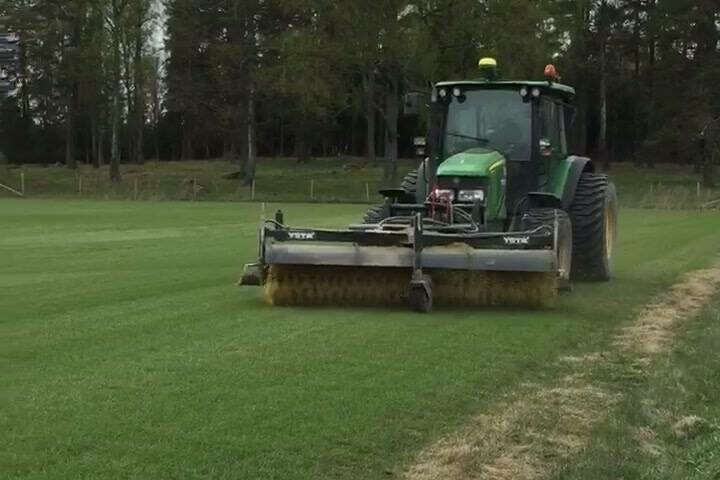 Idag borstar vi fältkanter för att ta bort småsten inför klippning med cylinderklipparen