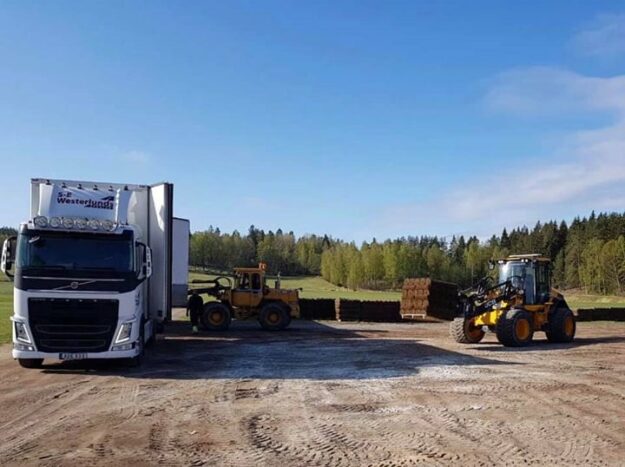 Nu kör vi för fullt, dubbla lastmaskiner vid utlastningen idag Peter & Magnus får…