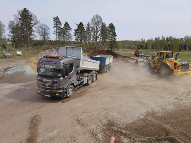 Substratblandning pågår Vi har tagit hjälp av våra goda grannar så Andre’ är här…