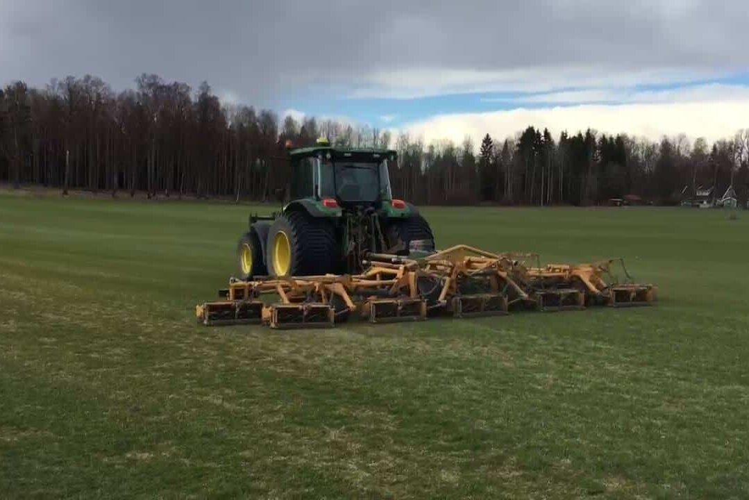 Här klipper vi ofta och lite helt enligt plan trots att gräset växer sakta…
