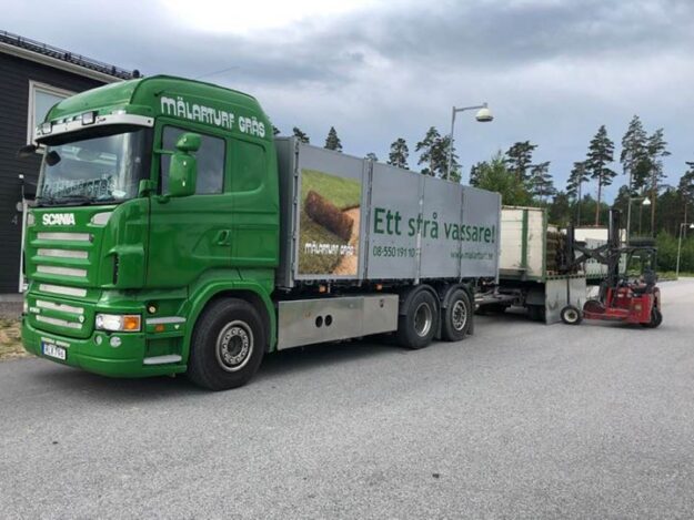 Idag kör vi ut gräs till Sörmlandskunder, här lossar Peter i Nyköping!